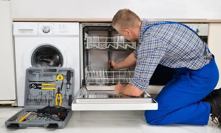 Beydağ Hoover servisi teknisyen ekibi beyaz eşya tamiri yaparken